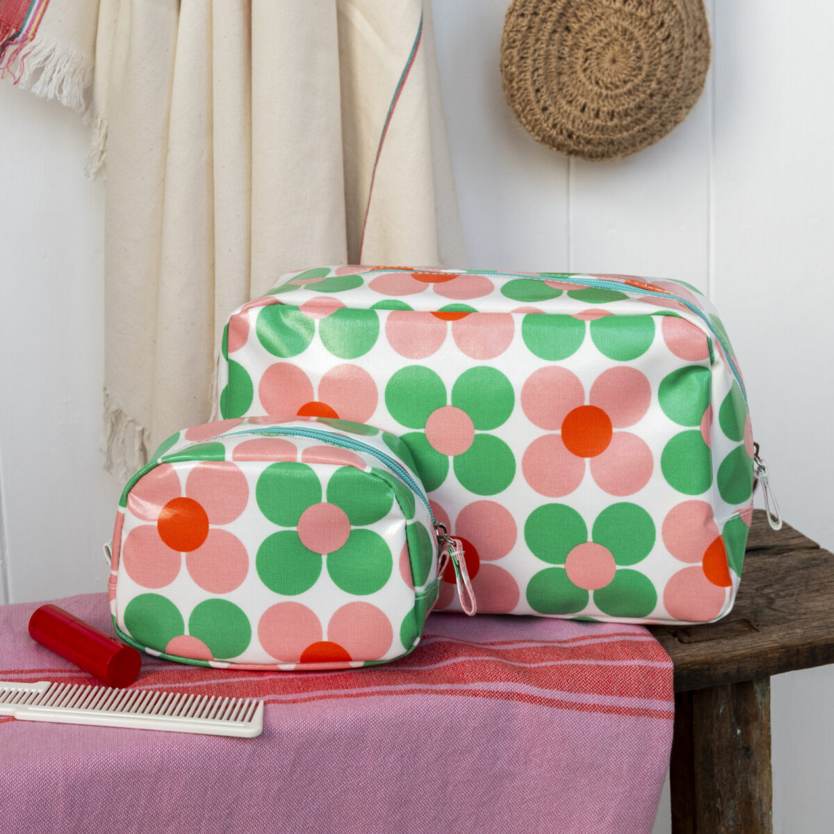 30747-30748-daisy-washbag-and-makeup-bags (1)